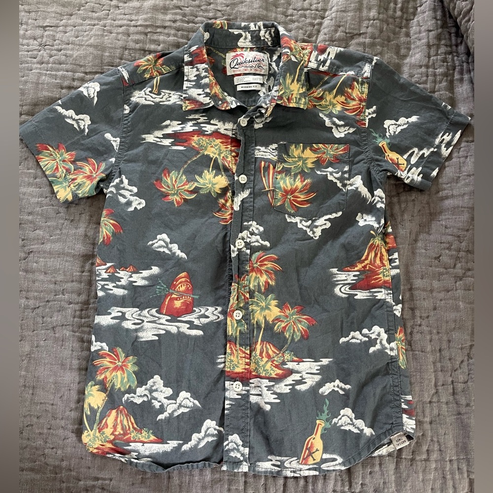 Quiksilver Island Apocalypse Hawaiian Short Sleeve Button Down Shirt Size Small